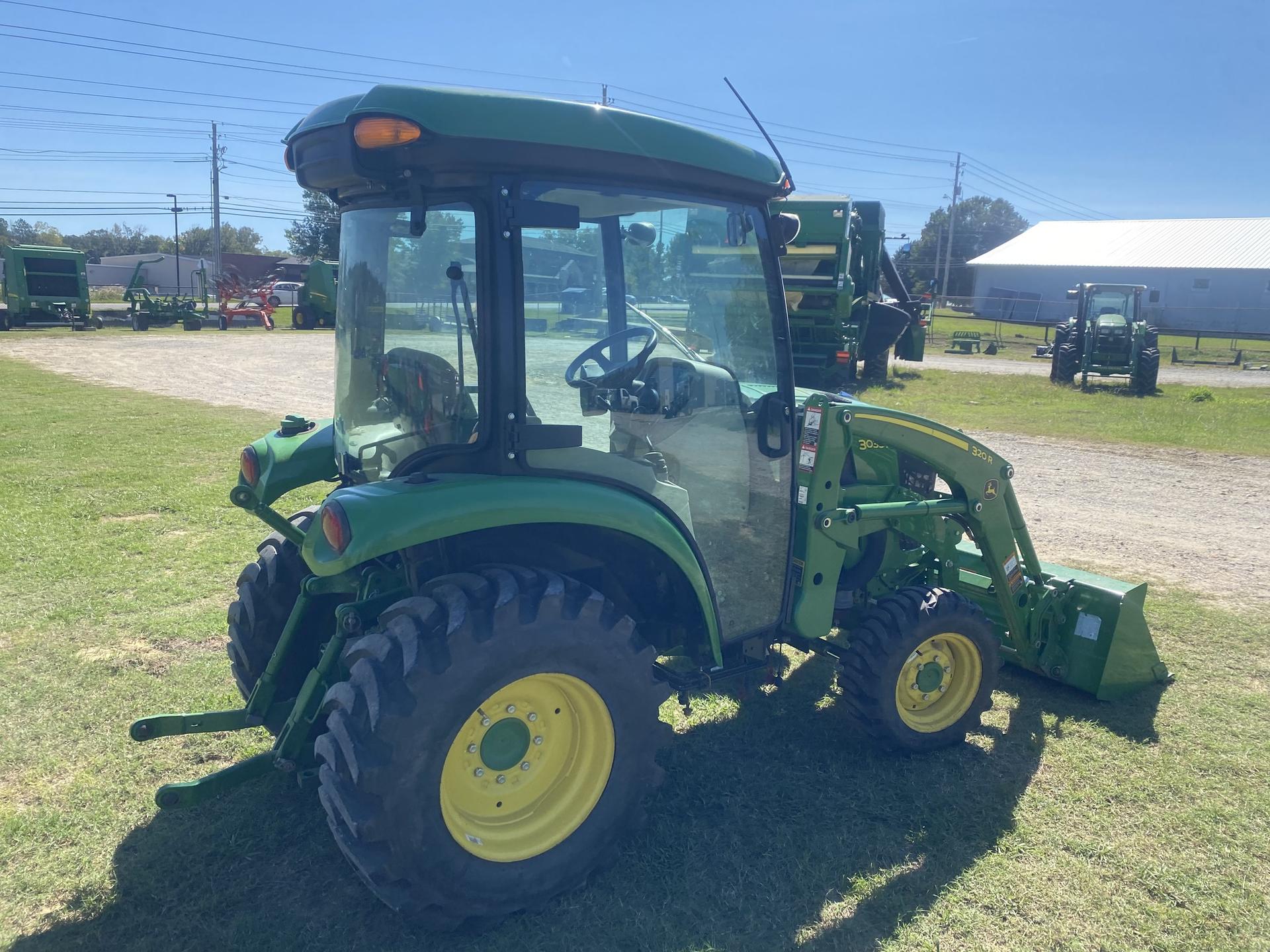 2022 John Deere 3033R Image