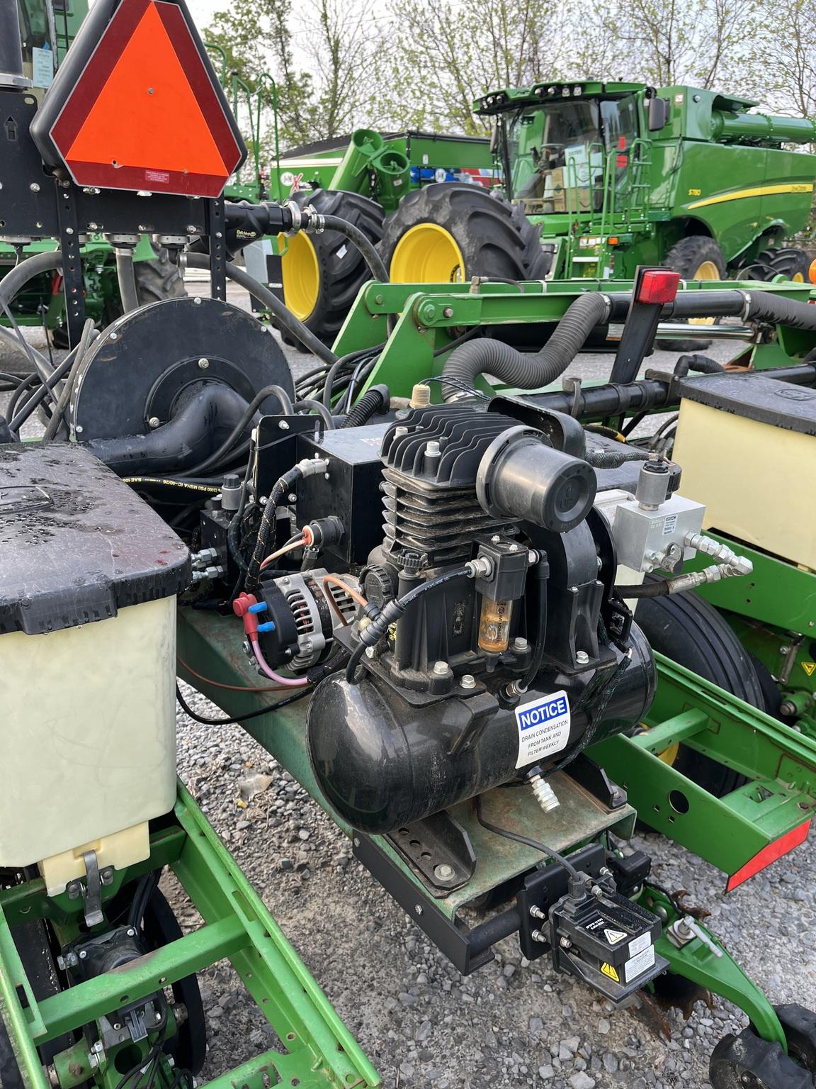 2019 Precision Planting JD 1720 XP CUSTOM Image