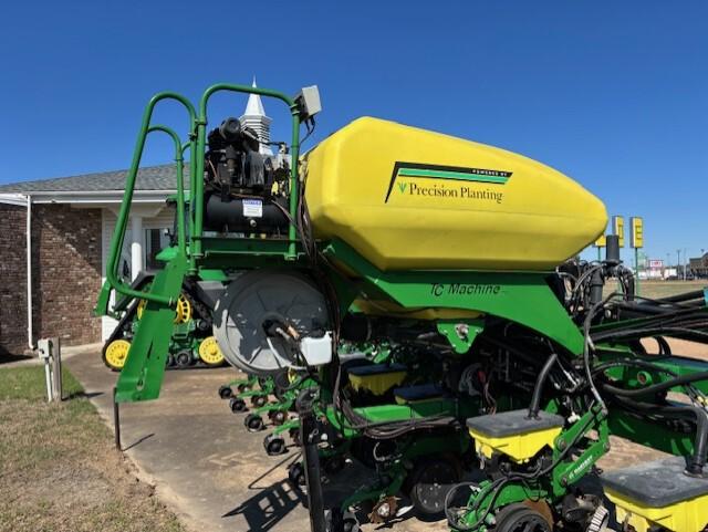 2019 Precision Planting 1725 Image