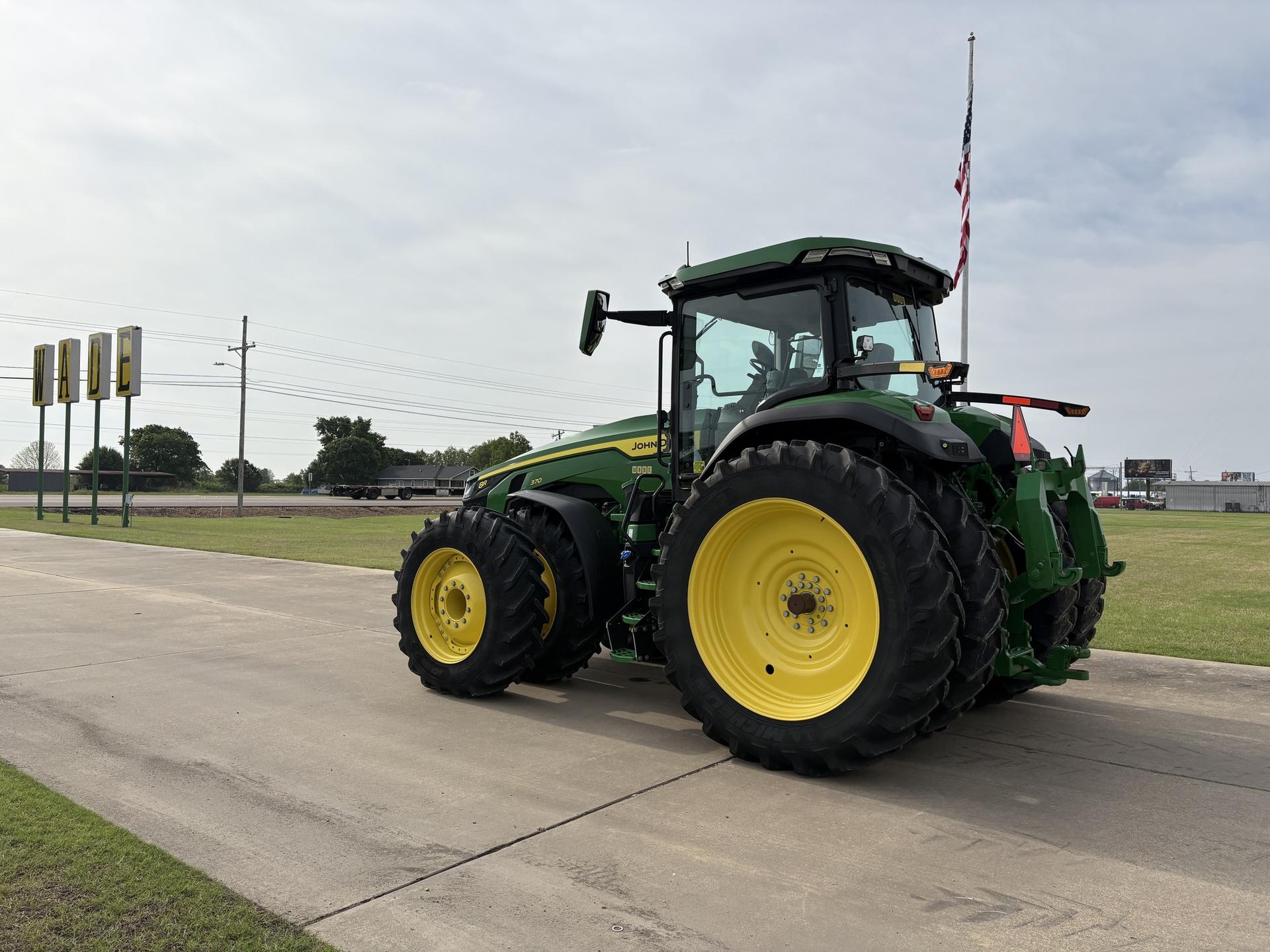 2023 John Deere 8R 370 Image