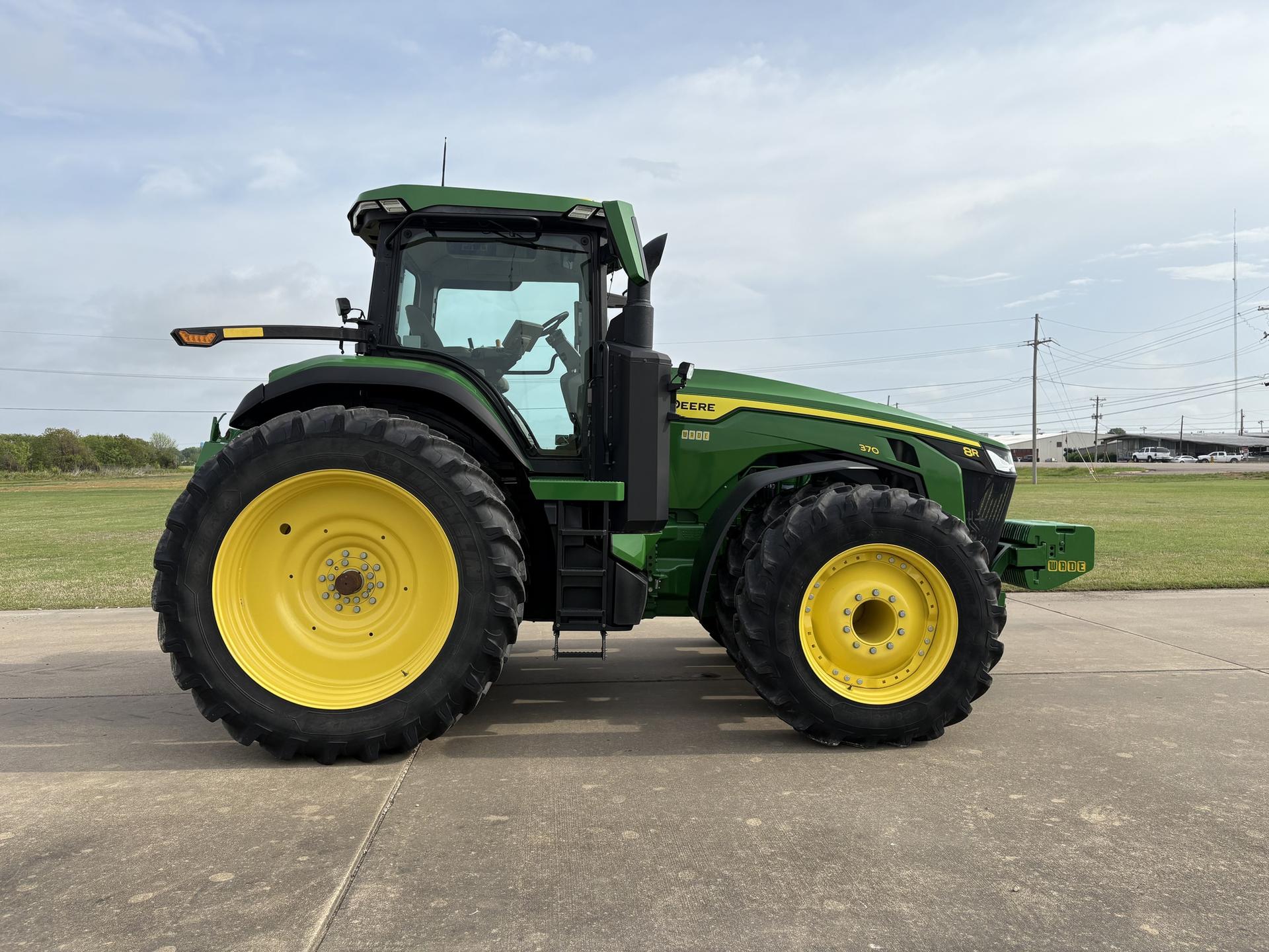 2023 John Deere 8R 370 Image