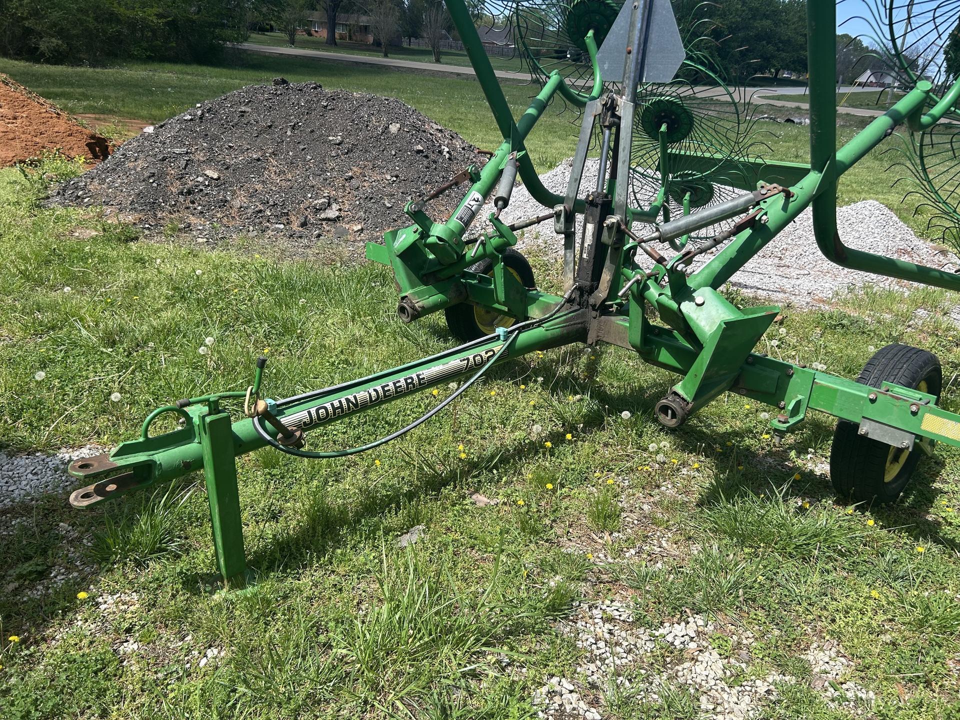 2005 John Deere 702 Image