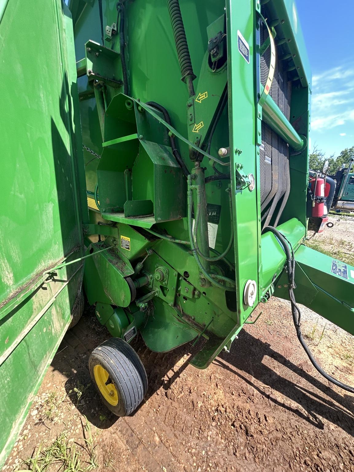 2002 John Deere 567 Image