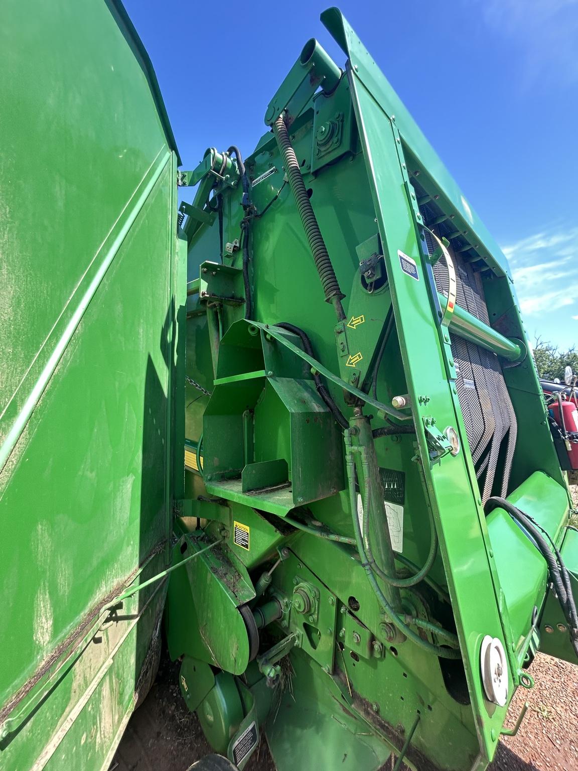 2002 John Deere 567 Image