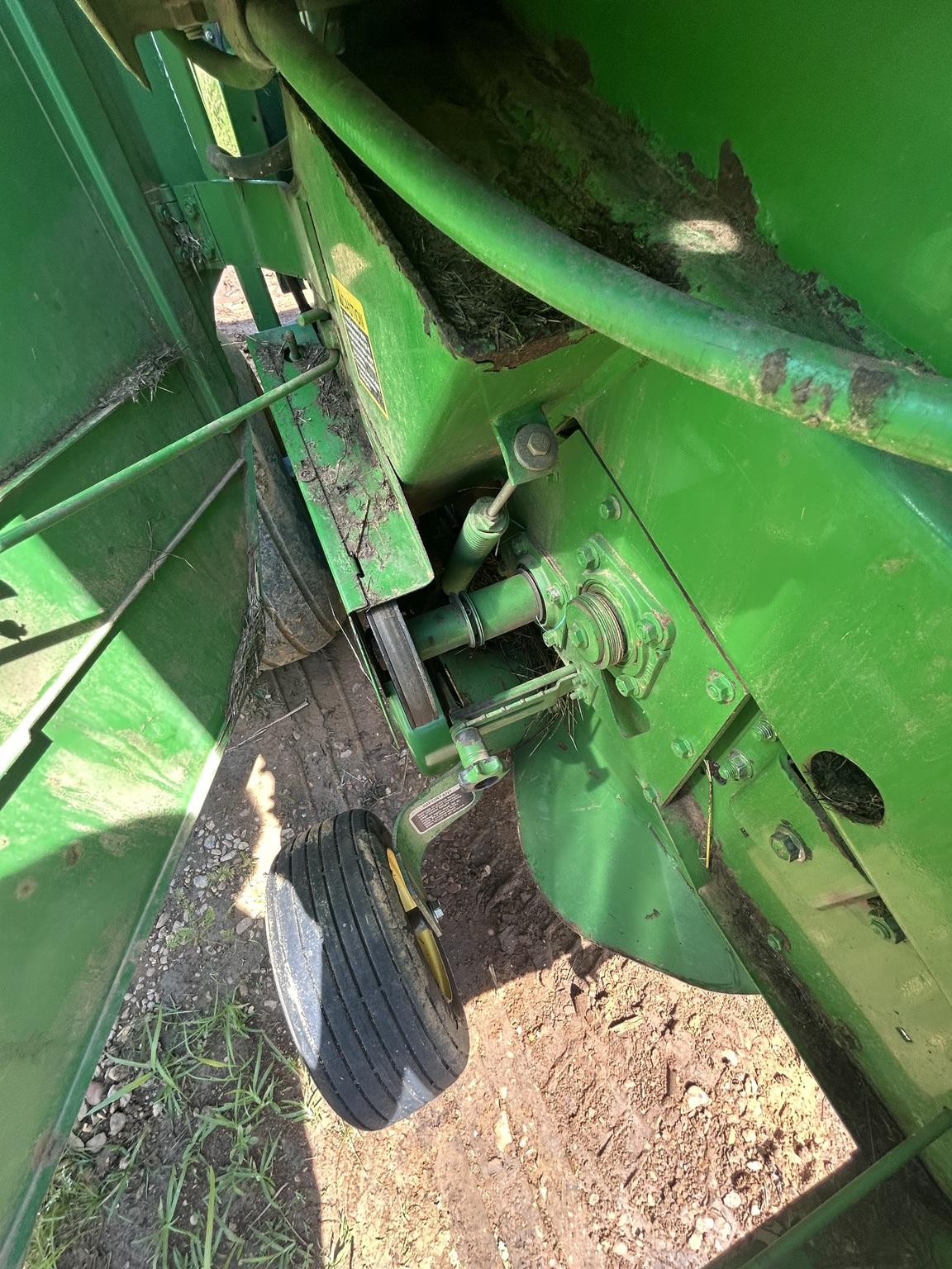 2002 John Deere 567 Image