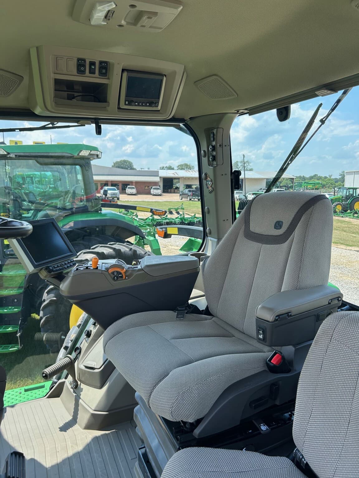 2023 John Deere 8R 250 Image
